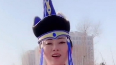 晚荌吻 - 草原美女翻唱《草原上升起不落的太阳》歌声甜美，曲美人也美！
