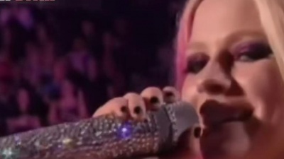 Avril Lavigne - I Don't Have To Try (My World In Berlin) 现场版 英西字幕