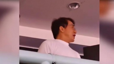 独住 - 成龙王力宏现身军运会开幕式，站台上跟唱《歌唱祖国》一脸自豪