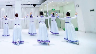 平凡音乐 - 深圳民族舞蹈《天鹅之歌》，尽显轻盈飘逸之美！