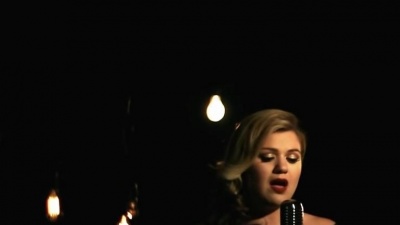 Kelly Clarkson - Wrapped in Red
