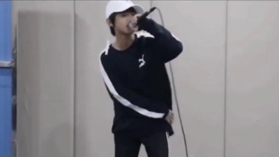 Dxun仨_ - 《庆功酒》张泽禹|练习室版
“我举杯喝下这碗庆功酒”