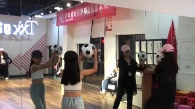 法拉利文 - 中艺传媒艺术培训学校旗下品牌少儿模特【喵童星模特学院】课堂实录~风格训练足球宝贝#少儿模特#少儿形体 #模特培训 #模特课堂