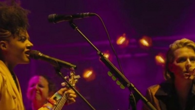 Allison Russell、Brandi Carlile - You're Not Alone