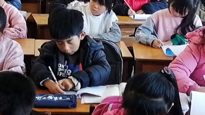 红枫 - 听过这首经典校园歌曲的朋友大多已年过半百了。