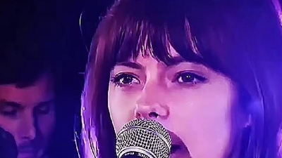 贝贝粒 - #BlueSkies 绝对好听的一首抒情歌曲。整首歌的旋律轻快舒缓，又不失节奏感#欧美音乐 #lenka
