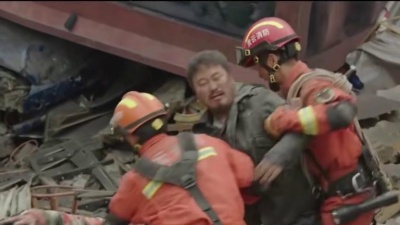 朵哥互联科技 - 看完，你就知道为什么军人优先了。#电影峰爆 #峰爆看着太揪心了 #致敬消防英雄
