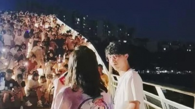 吴亚雄 - 今天和栖栖跟随成都电视台打卡网红桥唱响“七夕情歌会”辛苦节目组的各位老师❤