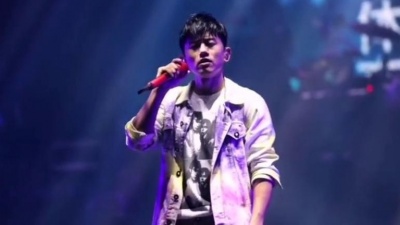 资深热心观众 - 张杰2019鸟巢演唱会，张杰忍着腹部抽筋演唱《当一颗星星》