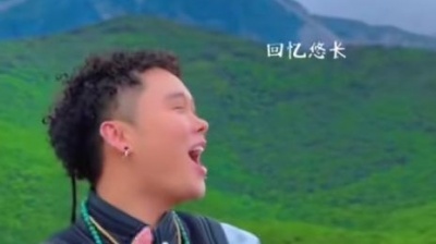 半吨先生 - 云南小哥手鼓演唱彩云之南也太好听了!#云南 #手鼓 #唱歌 #彩云之南 #跟着节奏嗨起来