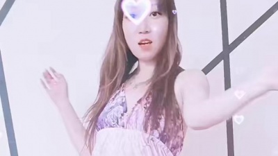 阿朵朵 - 玫瑰花瓣一片一片凋落在眼前