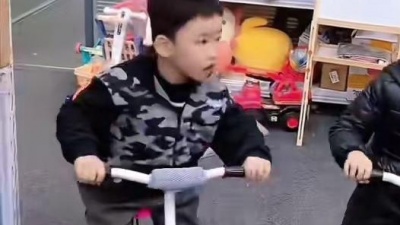 叫我大表哥好吗好的 - 骑上我心爱的小摩托，它永远不会堵车#玩具#骑上我心爱的小摩托
