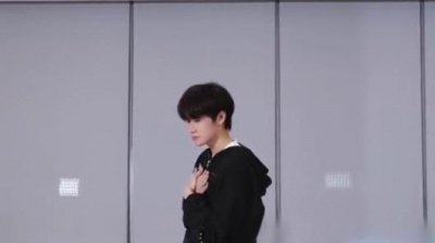 纳兰容容 - 一起来wiggle wiggle！#时代少年团 #张真源 #非我不可 #非我不可舞蹈挑战