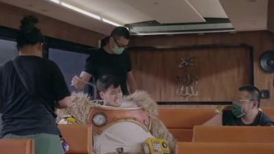 静ぃ水中月 - 有喵就給讚！？一探線上演唱會拍攝究竟 ｜3/28（二） 20:00《五月天跨年演唱會 幕後大公開》#五月天 #五月天跨年演唱会 #幕后花絮 #五月天演唱会 #五月天2023跨年演唱会#五月天