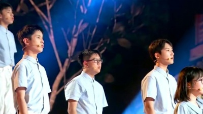 张英席、吴克群、Mike 曾比特、澳门蔡高中学合唱团 - 灯火里的中国