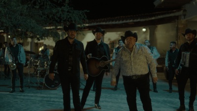 Calibre 50、El Coyote Y Su Banda Tierra Santa - Me Dicen El Coyote