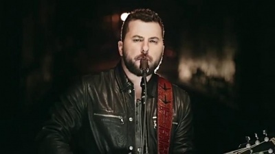 Tyler Farr - A Guy Walks Into A Bar