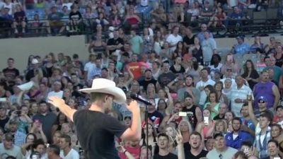 Justin Moore - Kinda Don't Care (Instant Grat Video)