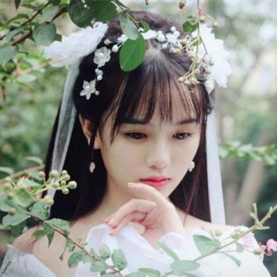 一首女生唱的中国风歌曲,拿着扇子穿着旗袍跳