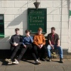 TewTewTennau、Tomos Smith、Eban Williams、Ianto Williams、Harri Roberts - Byd yn dal i droi