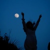 B2ue - rises the moon