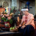 岩罕建 - 割胶人
