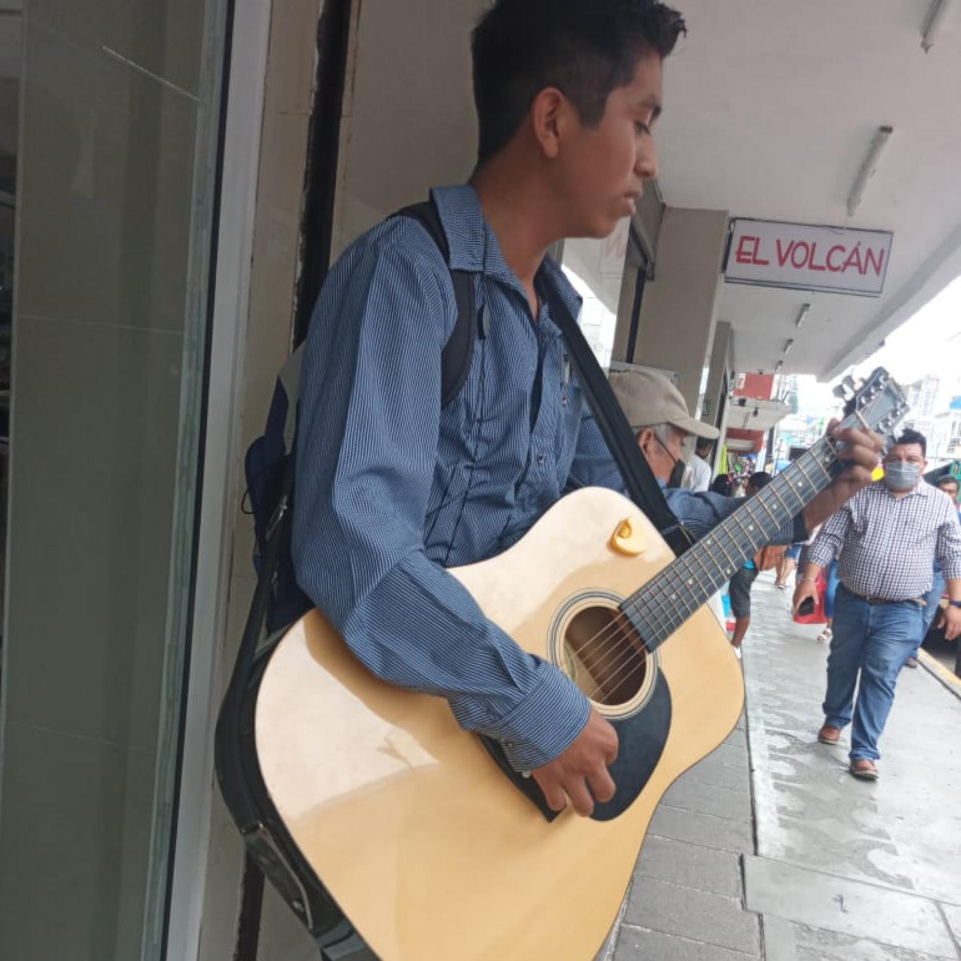Abraham Gomez - Ahi Mil Motivos Por Amar Tu Corazón (Version Acústica)