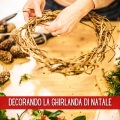 Decorando La Ghirlanda Di Natale