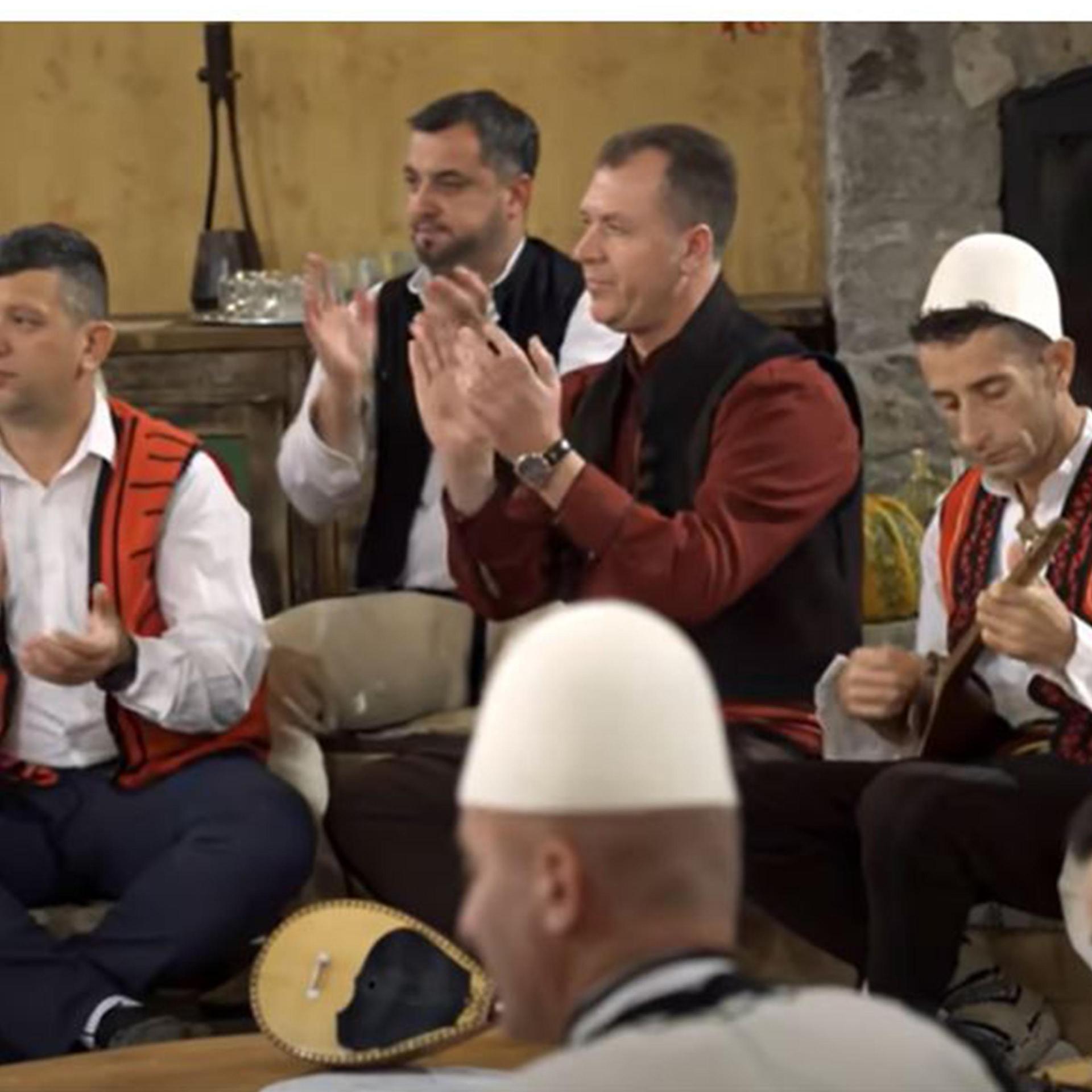 Polifonia - Kenge Folklorike & Parodi