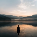 Meditación ahogada、Agua calmante、Luminara - Loto Flotante En Suaves Melodías