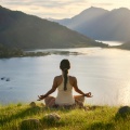 Vibes de Átomo、Viaje Espiritual de Meditación、Espíritu en Paz Meditativo - Claridad A Través Del Sonido