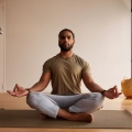 Flotando en el aire、Sonidos Calmantes de Meditación、Árboles empapados - Ritmos Tranquilos Y Relajados