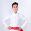 踮起脚尖瞭远方