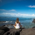 Guía Binaural、Ambientes Misticos、Especialista en Frecuencias Binaurales - Melodía Tranquila Para La Meditación Serena