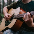 Musica Relajante de Guitarra Colecciones、Emociones Positivas Maestro、Corriente infinita - Cuerdas A Través De La Serenidad