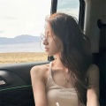 他的手捧着玫瑰