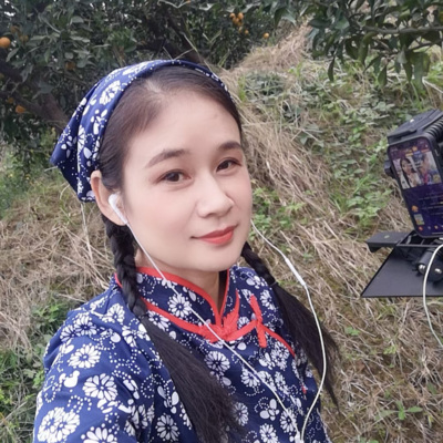 路灯下的小姑娘