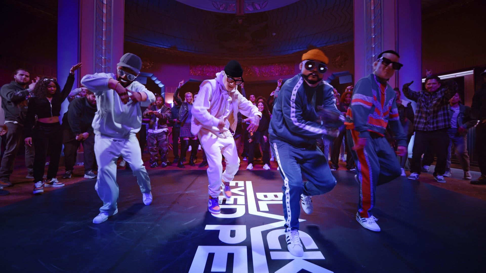 The Black Eyed Peas、Daddy Yankee - BAILAR CONTIGO(Official Music Video)
