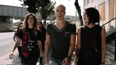 Headhunterz、Krewella - United Kids of the World
