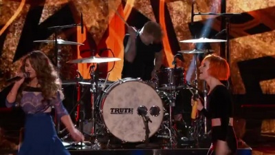 Jacquie Lee、Paramore - Ain't It Fun