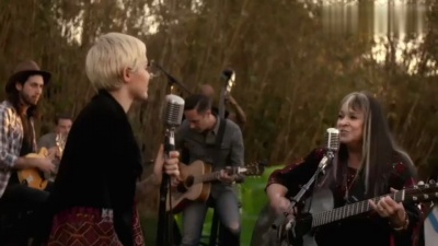 Miley Cyrus - Peace Will Come(According To Plan) (Happy Hippie Presents) 现场版