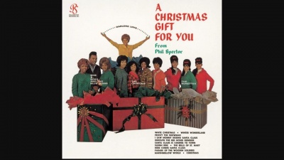The Ronettes - I Saw Mommy Kissing Santa Claus