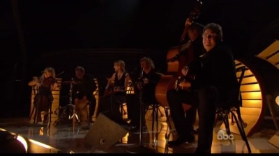 Alison Krauss、Edgar Meyer、Vince Gill、Sam Bush、Taylor Swift、Eric Darken - Red