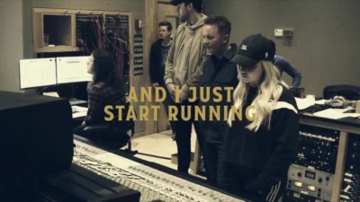 Chris Tomlin、RaeLynn - Chase Me Down