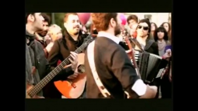 Panos Mouzourakis、Maraveyas Ilegàl - Fila Me Akoma(Baciami Ancora)