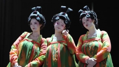 影视大网罗 - 《我们这十年》发布《唐宫夜宴》单元花絮，片场排练动作俏皮可爱