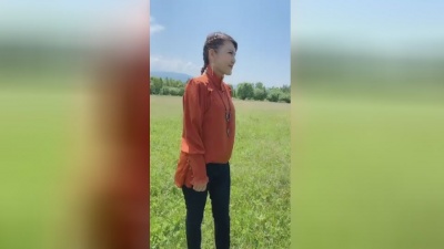 乌兰图雅 - 站在草原望北京