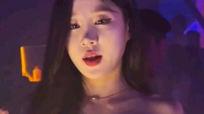 伪装败给了场寂寞 - 男孩子不喜欢自己的女孩穿吊带去酒吧蹦迪但却喜欢穿着吊带在酒吧
