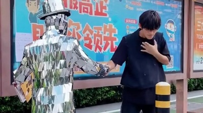 爱我吧v - 镜面人：我就发个传单，我容易吗我？#街头舞蹈 #街头艺人 #行为艺术 #路人视角