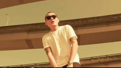 音妇 - 最近超火的送你99朵玫瑰花完整版MV，第一次看完，就还蛮魔性的